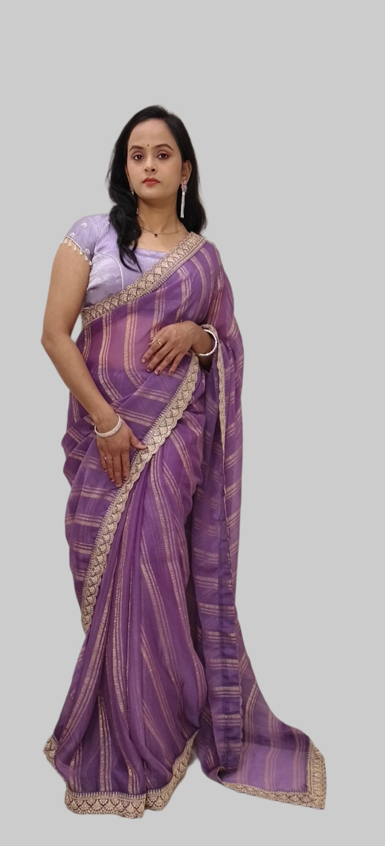 Elegant Chiffon Sari with Lace Borders and Golden Prints